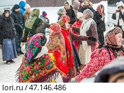 Женщины с повязанными Павловопосадскими яркими цветными платками на головах. Празднование Масленицы на территории Кафедрального собора в честь Преображения Господня. Бердск, Новосибирская область, Западная Сибирь, Россия. Редакционное фото, фотограф Евгений Мухортов / Фотобанк Лори