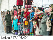 Женщины с повязанными Павловопосадскими яркими цветными платками на головах. Празднование Масленицы на территории Кафедрального собора в честь Преображения Господня. Бердск, Новосибирская область, Западная Сибирь, Россия. Редакционное фото, фотограф Евгений Мухортов / Фотобанк Лори
