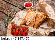 Вкусная узбекская самса и томатный соус на деревянном фоне. Стоковое фото, фотограф Pixel_shot / Фотобанк Лори