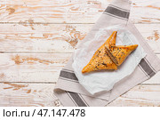 Вкусная узбекская самса на белом деревянном фоне. Стоковое фото, фотограф Pixel_shot / Фотобанк Лори