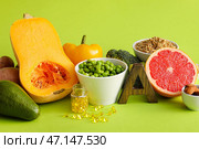 Набор здоровых продуктов с таблетками на цветном фоне. Стоковое фото, фотограф Pixel_shot / Фотобанк Лори