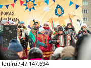 Женщина в ярком платке и мужчина с баяном. Празднование Масленицы на территории площади имени Максима Горького. Город Бердск, Новосибирская область, Западная Сибирь, Россия. Редакционное фото, фотограф Евгений Мухортов / Фотобанк Лори