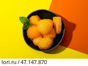 Чаша с вкусным сорбетом из дыни на желтом фоне. Стоковое фото, фотограф Pixel_shot / Фотобанк Лори
