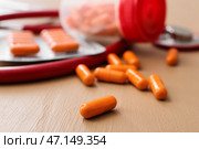 Капсулы с порошком куркумы на цветном деревянном фоне, крупным планом. Стоковое фото, фотограф Pixel_shot / Фотобанк Лори