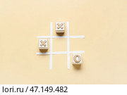 Игра крестики-нолики на цветном фоне. Стоковое фото, фотограф Pixel_shot / Фотобанк Лори