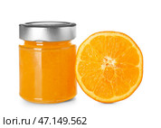 Банка вкусного апельсинового варенья на белом фоне. Стоковое фото, фотограф Pixel_shot / Фотобанк Лори