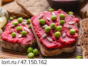 Кусочки хлеба с вкусным хумусом на столе, крупным планом. Стоковое фото, фотограф Pixel_shot / Фотобанк Лори