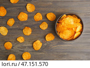 Чаша с вкусными картофельными чипсами на столе. Стоковое фото, фотограф Pixel_shot / Фотобанк Лори