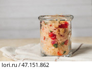 Стеклянная банка с вкусной квашеной капустой на столе. Стоковое фото, фотограф Pixel_shot / Фотобанк Лори