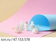 Композиция с косметическими средствами, массажером для лица и цветами на цветном фоне. Стоковое фото, фотограф Pixel_shot / Фотобанк Лори