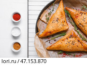 Вкусная узбекская самса со специями на белом деревянном фоне. Стоковое фото, фотограф Pixel_shot / Фотобанк Лори
