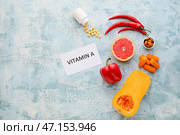 Набор полезных продуктов, богатых витамином А на цветном фоне. Стоковое фото, фотограф Pixel_shot / Фотобанк Лори