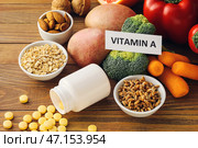 Набор полезных продуктов, богатых витамином А, на деревянном фоне. Стоковое фото, фотограф Pixel_shot / Фотобанк Лори
