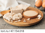 Деревянная доска со свежими и сухими дрожжами на фоне гранж. Стоковое фото, фотограф Pixel_shot / Фотобанк Лори