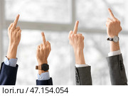 Деловые люди показывают средние пальцы в офисе. Стоковое фото, фотограф Pixel_shot / Фотобанк Лори
