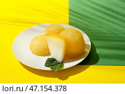 Тарелка с вкусным сорбетом из дыни на цветном фоне. Стоковое фото, фотограф Pixel_shot / Фотобанк Лори