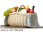 Плетеная корзина с вкусной едой для пикника на столе на белом фоне. Стоковое фото, фотограф Pixel_shot / Фотобанк Лори