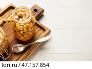 Банки вкусных орехов кешью с медом на белом деревянном фоне. Стоковое фото, фотограф Pixel_shot / Фотобанк Лори