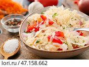 Чаша с вкусной квашеной капустой на деревянном фоне, крупным планом. Стоковое фото, фотограф Pixel_shot / Фотобанк Лори
