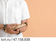 Зрелый мужчина со старой эзотерической книгой на цветном фоне. Стоковое фото, фотограф Pixel_shot / Фотобанк Лори