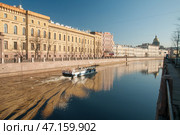 Река Мойка, слева - бывшие казармы лейб-гвардии Конного полка (офицерский корпус). Санкт-Петербург (2009 год). Редакционное фото, фотограф Александр Алексеев / Фотобанк Лори