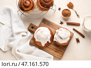 Композиция с вкусными булочками с корицей на светлом фоне. Стоковое фото, фотограф Pixel_shot / Фотобанк Лори