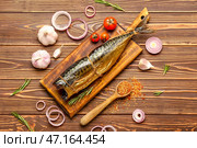 Доска с вкусной копченой скумбрией на столе. Стоковое фото, фотограф Pixel_shot / Фотобанк Лори