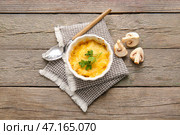 Рамекин с вкусным жульеном на деревянном фоне. Стоковое фото, фотограф Pixel_shot / Фотобанк Лори