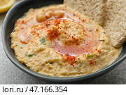 Чаша с вкусным хумусом на столе, крупным планом. Стоковое фото, фотограф Pixel_shot / Фотобанк Лори