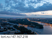 Санкт-Петербург.  Вид со смотровой площадки телебашни. Лахта центр и Флагштоки с лагами России, СССР и Российской империи на закате (2023 год). Редакционное фото, фотограф Литвяк Игорь / Фотобанк Лори