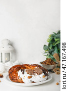 Тарелка с вкусным рождественским венком и кутьей на светлом фоне. Стоковое фото, фотограф Pixel_shot / Фотобанк Лори