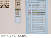 Вид на красивый забор с домофоном и дверью. Стоковое фото, фотограф Pixel_shot / Фотобанк Лори
