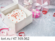 Коробка с вкусным тортом бенто, подарками и сердечками на сером столе. Празднование Дня святого Валентина. Стоковое фото, фотограф Pixel_shot / Фотобанк Лори
