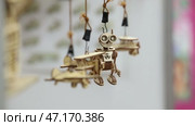 Souvenir shop hanging wooden toys (2020 год). Стоковое видео, видеограф Алексей Сергеев / Фотобанк Лори