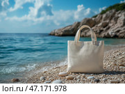 White Shopper Mockup. Blank Eco Cotton Tote Bag with Sea Background. Пустая сумка из экохлопка с морским фоном. Макет белого шоппера. Отдых летом. Стоковое AI-изображение, AI-художник Katsiaryna Repich / Фотобанк Лори