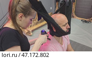 Physiotherapist using vibrating massage gun on patient's back. Стоковое видео, видеограф Юрий Поздников / Фотобанк Лори