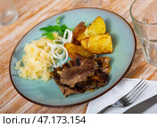 Appetizing fried rabbit liver with vegetables. Стоковое фото, фотограф Яков Филимонов / Фотобанк Лори