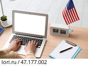 Женщина, использующая ноутбук на столе с флагом США. Стоковое фото, фотограф Pixel_shot / Фотобанк Лори