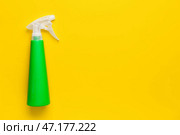 Бутылка с распылителем и моющим средством на оранжевом фоне. Стоковое фото, фотограф Pixel_shot / Фотобанк Лори
