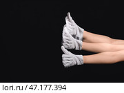 Стробоскопическое фото двигающейся женщины, показывающей большой палец вверх на темном фоне. Стоковое фото, фотограф Pixel_shot / Фотобанк Лори