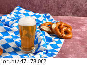 Флаг Баварии, кружка с пивом и крендели на фиолетовом фоне. Стоковое фото, фотограф Pixel_shot / Фотобанк Лори