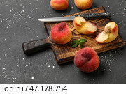 Деревянная доска с сладкими инжирными персиками и мятой на черном фоне. Стоковое фото, фотограф Pixel_shot / Фотобанк Лори
