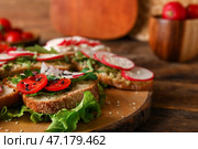 Доска с вкусными брускеттами из редьки на деревянном столе. Стоковое фото, фотограф Pixel_shot / Фотобанк Лори