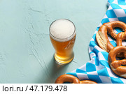 Флаг Баварии, кружка с пивом и брецели на синем фоне. Стоковое фото, фотограф Pixel_shot / Фотобанк Лори