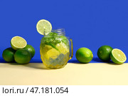 Банка из под масонского банка с холодным мохито и лаймом на красочном фоне. Стоковое фото, фотограф Pixel_shot / Фотобанк Лори