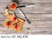 Бутерброды с вкусным паштетом и специями на светлом деревянном фоне. Стоковое фото, фотограф Pixel_shot / Фотобанк Лори