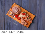 Доска бутербродов с вкусным паштетом и помидорами на цветном деревянном фоне. Стоковое фото, фотограф Pixel_shot / Фотобанк Лори
