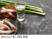 Выпить холодной водки и перекусить закусками на грунтовом фоне. Стоковое фото, фотограф Pixel_shot / Фотобанк Лори