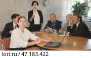 Businesswoman holding meeting for senior managers in the meeting room. Стоковое видео, видеограф Яков Филимонов / Фотобанк Лори