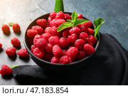 Чашка с свежими малинами и мятой, крупным планом. Стоковое фото, фотограф Pixel_shot / Фотобанк Лори